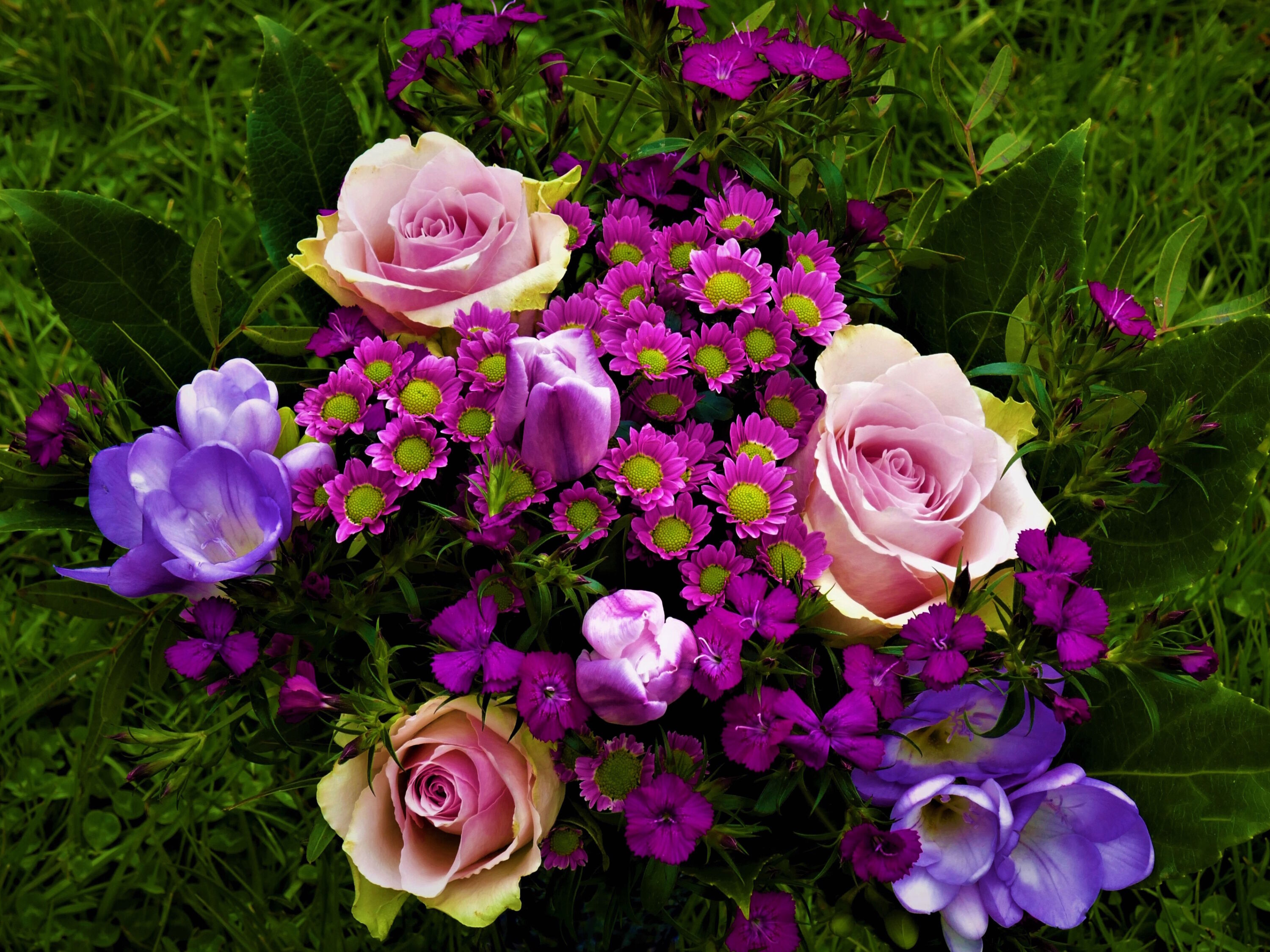 Букет с розами и хризантемами