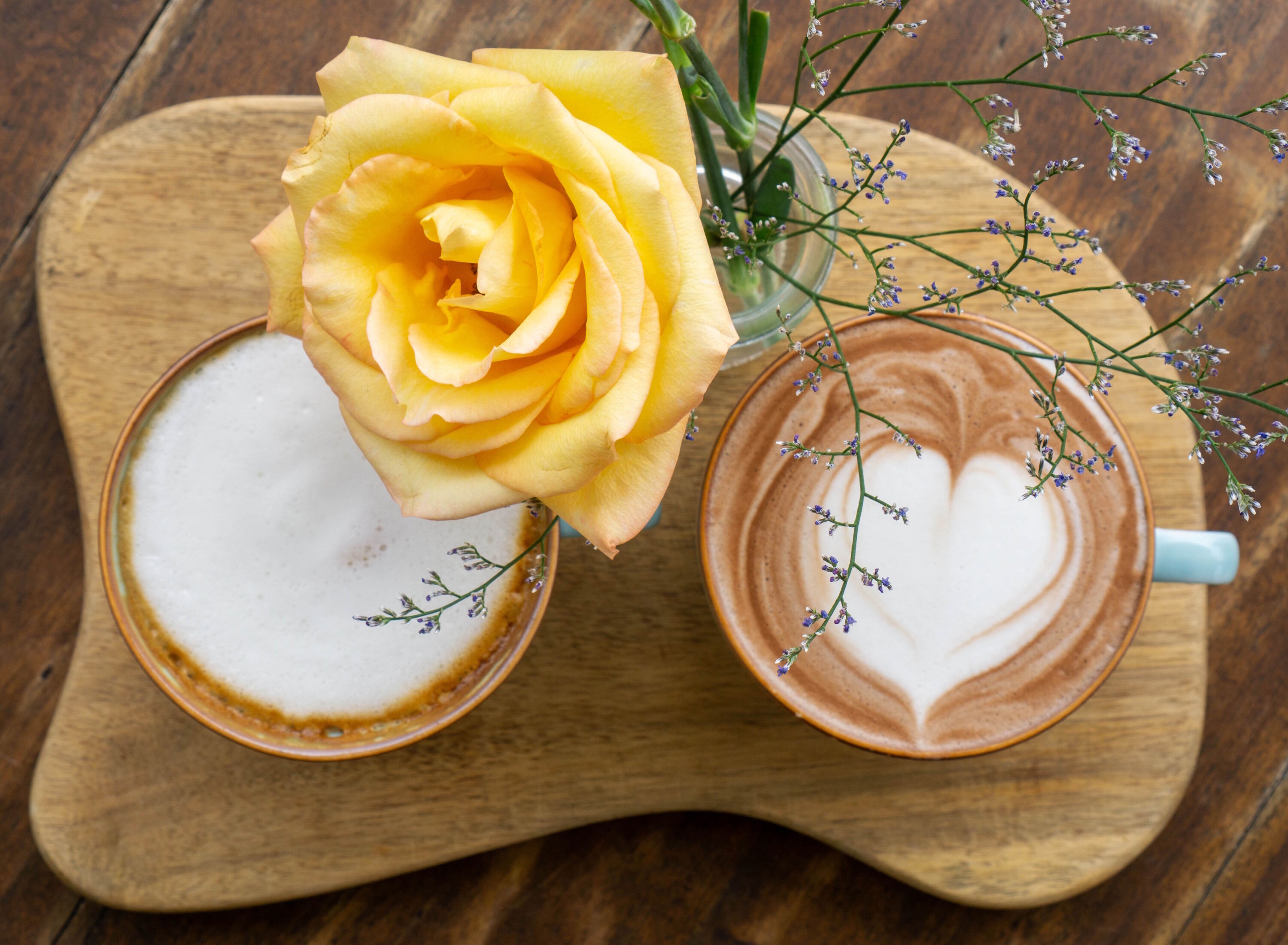 Желтая роза и латте