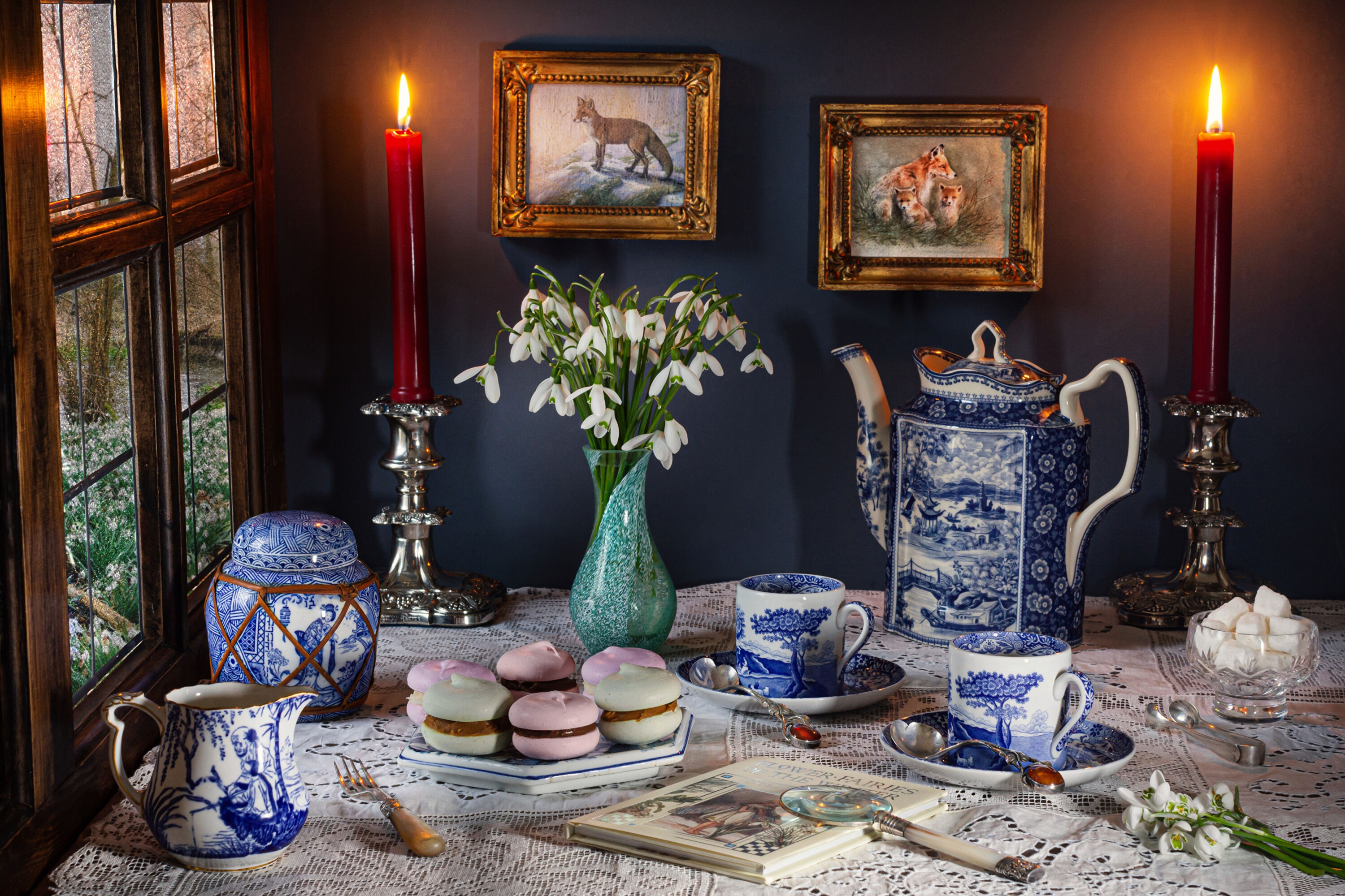 Подснежники и картины