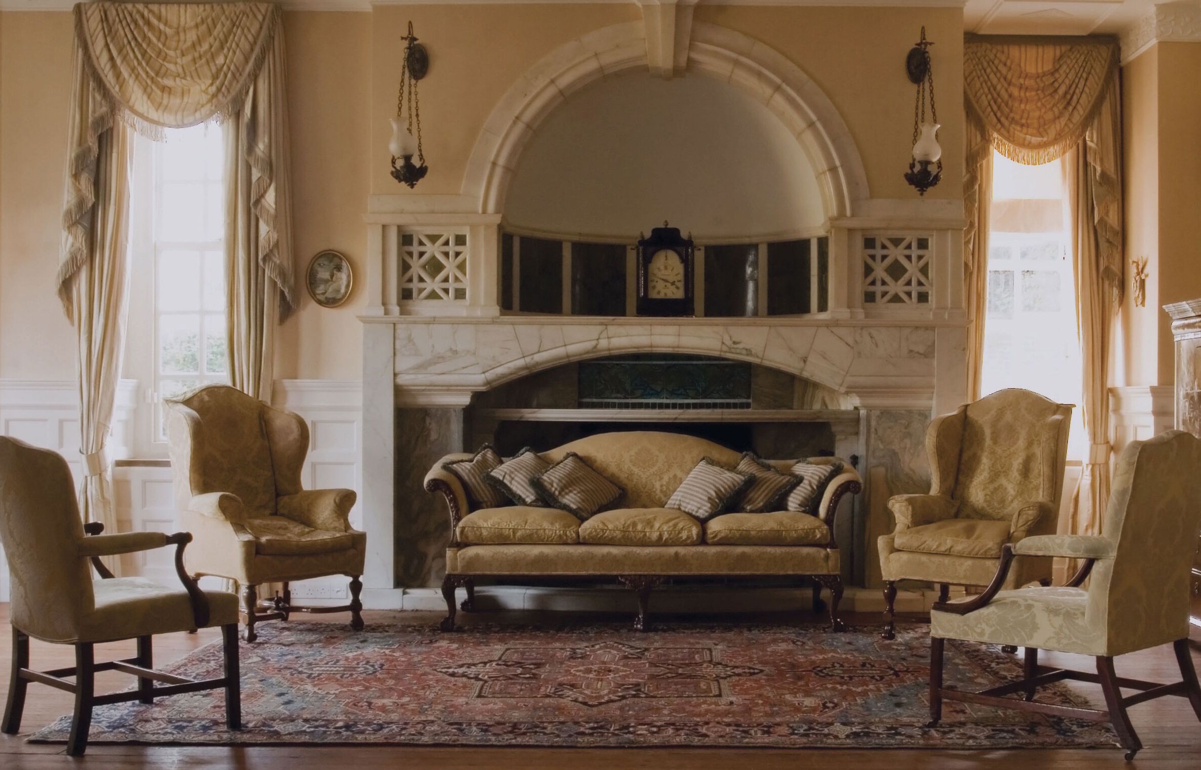 Диванчик у камина