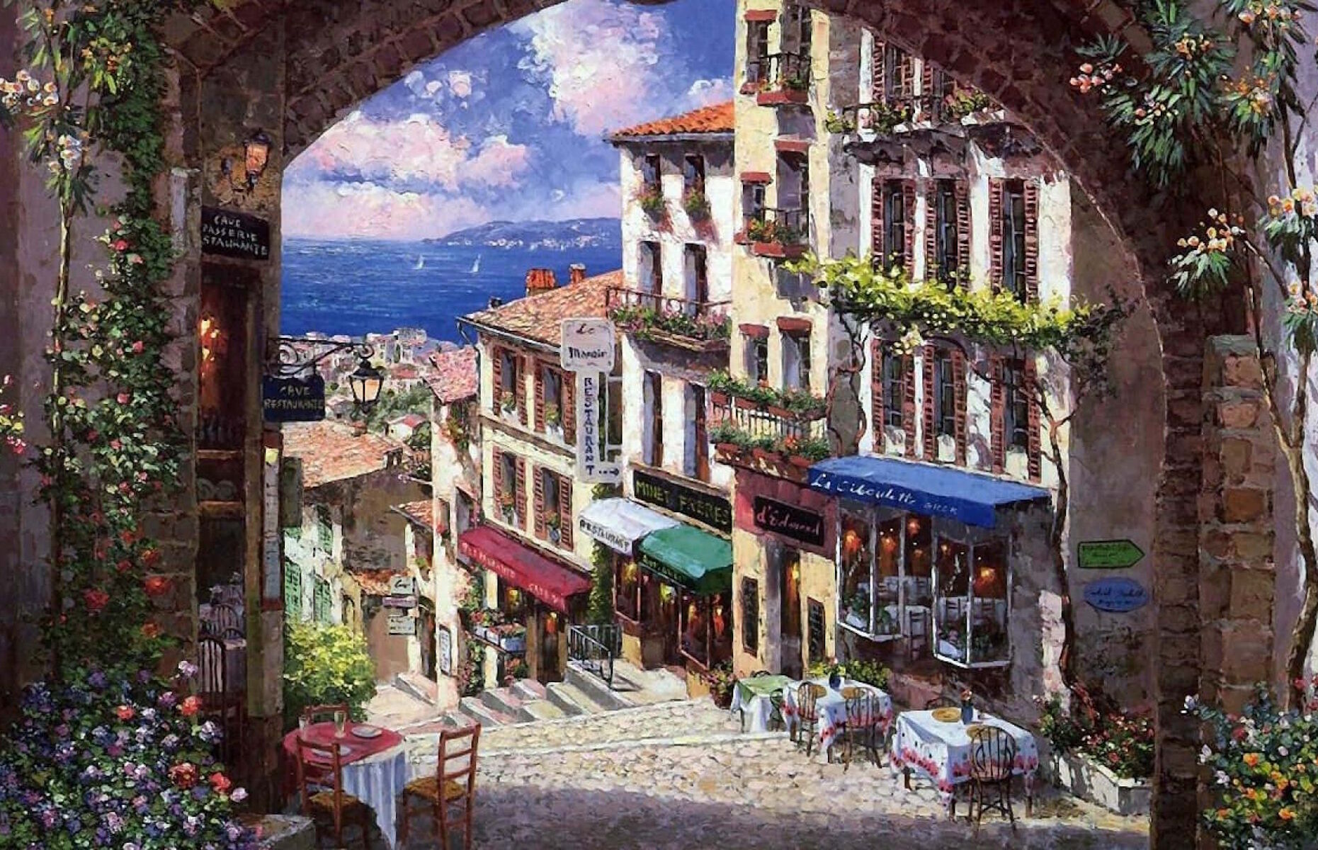 Цветущая арка в городе у моря