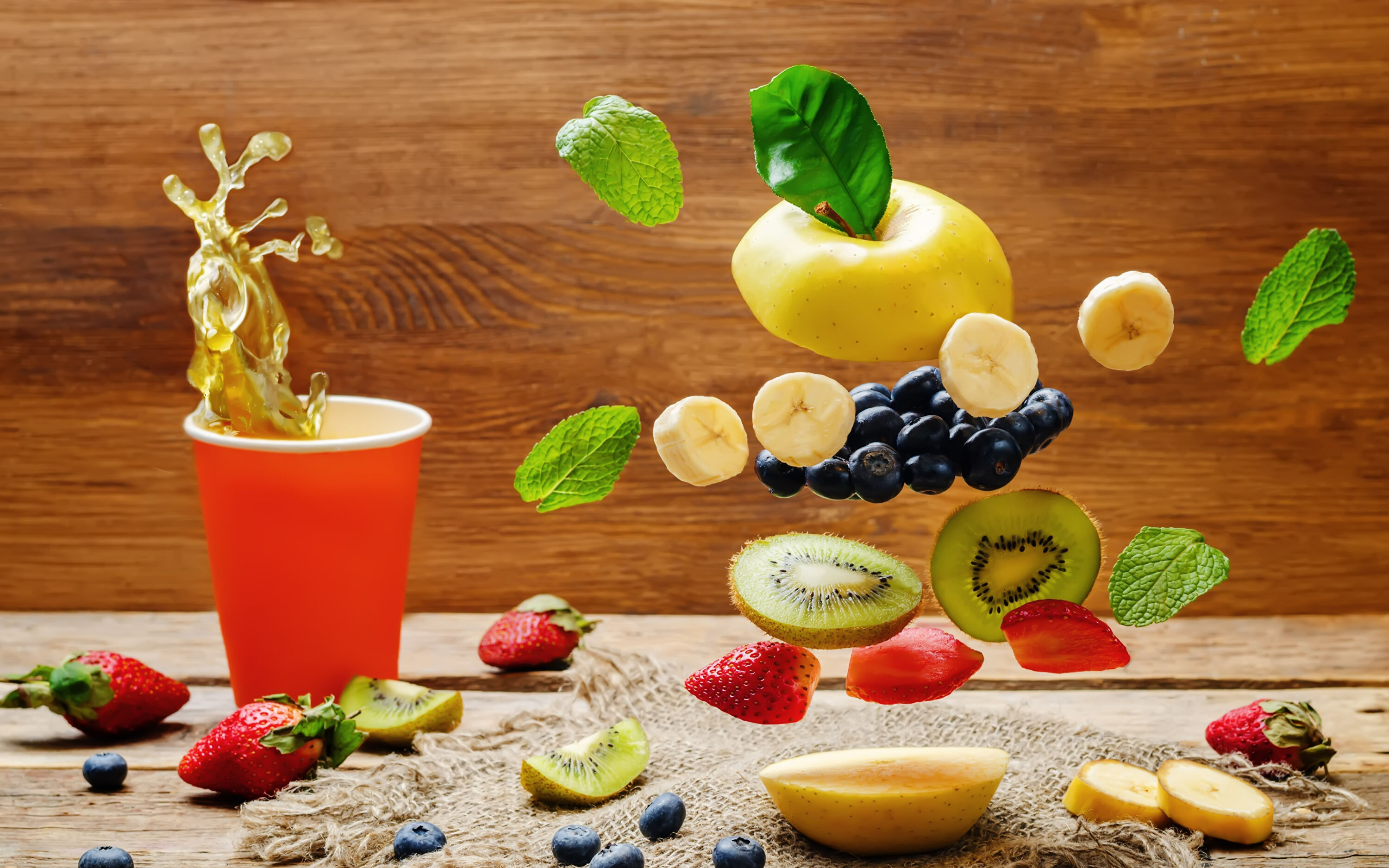 Сок из фруктов и ягоды