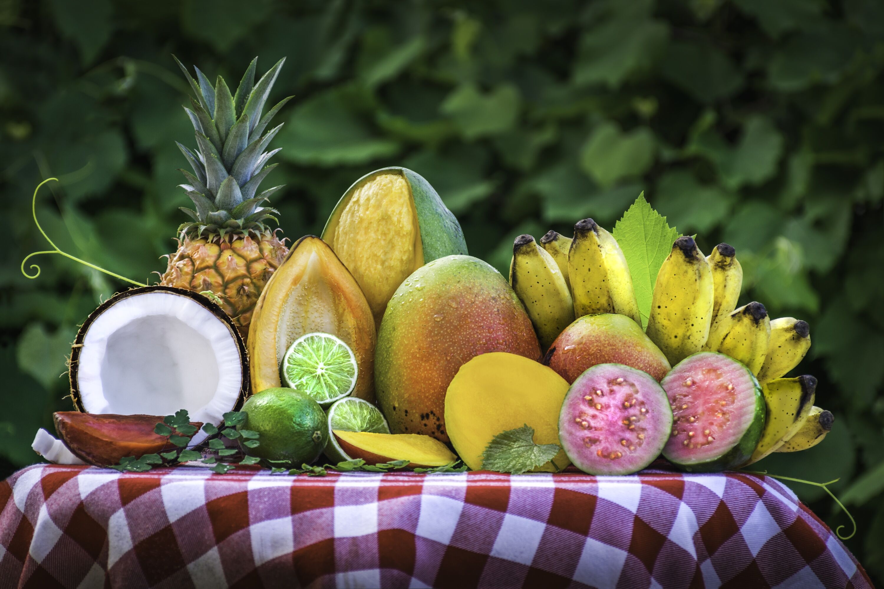 Экзотические фрукты на скатерти