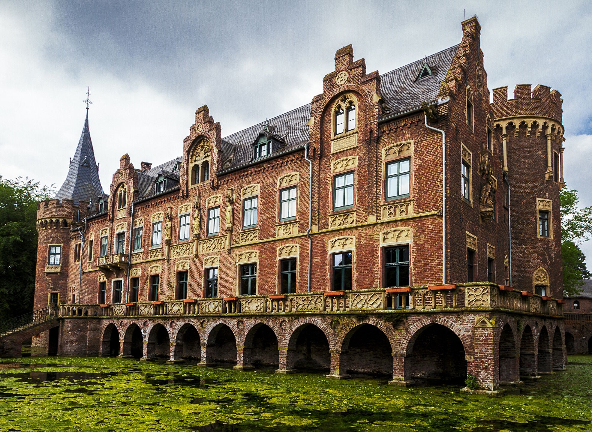 Замок с арками