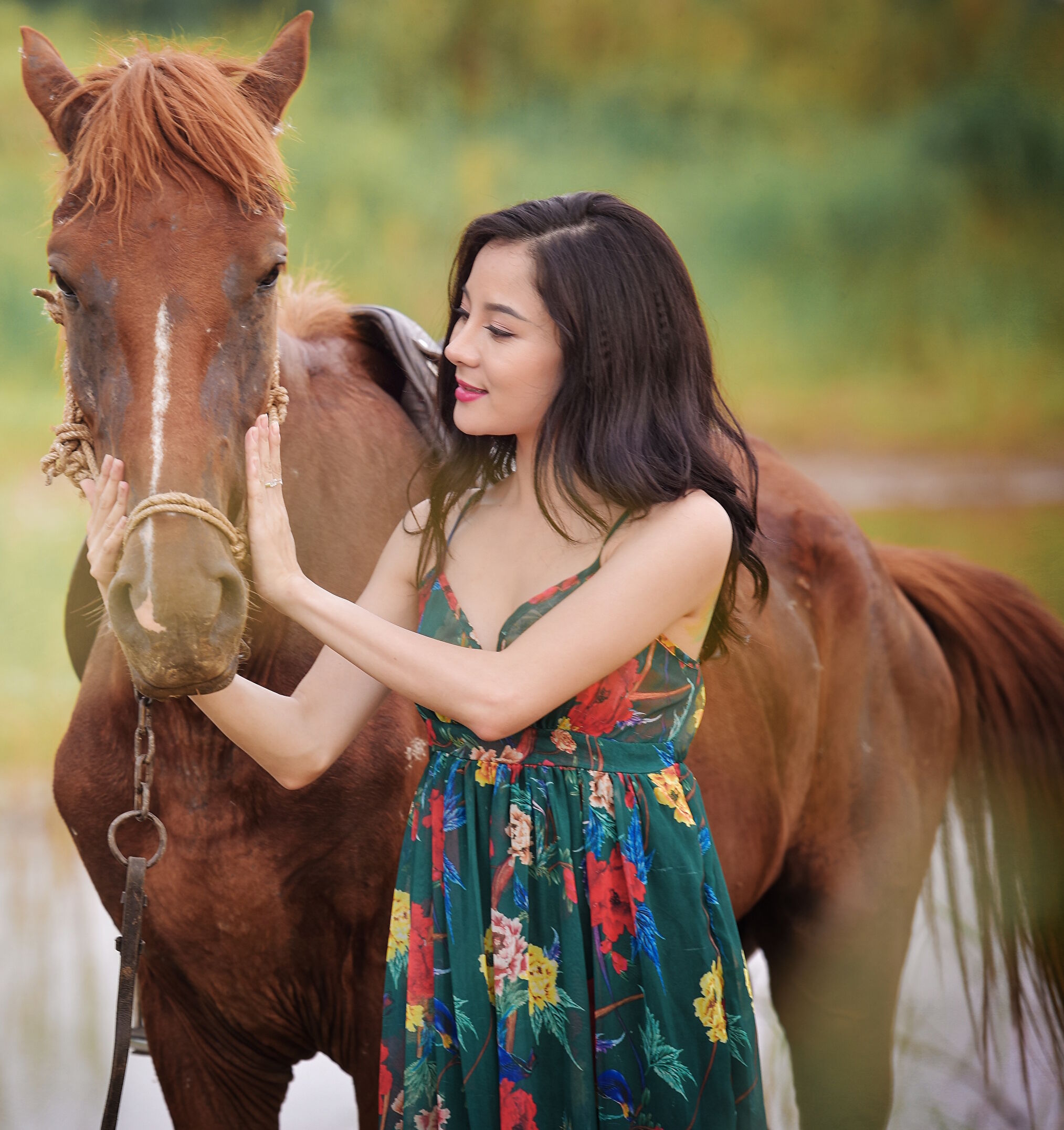 Девушка с лошадкой