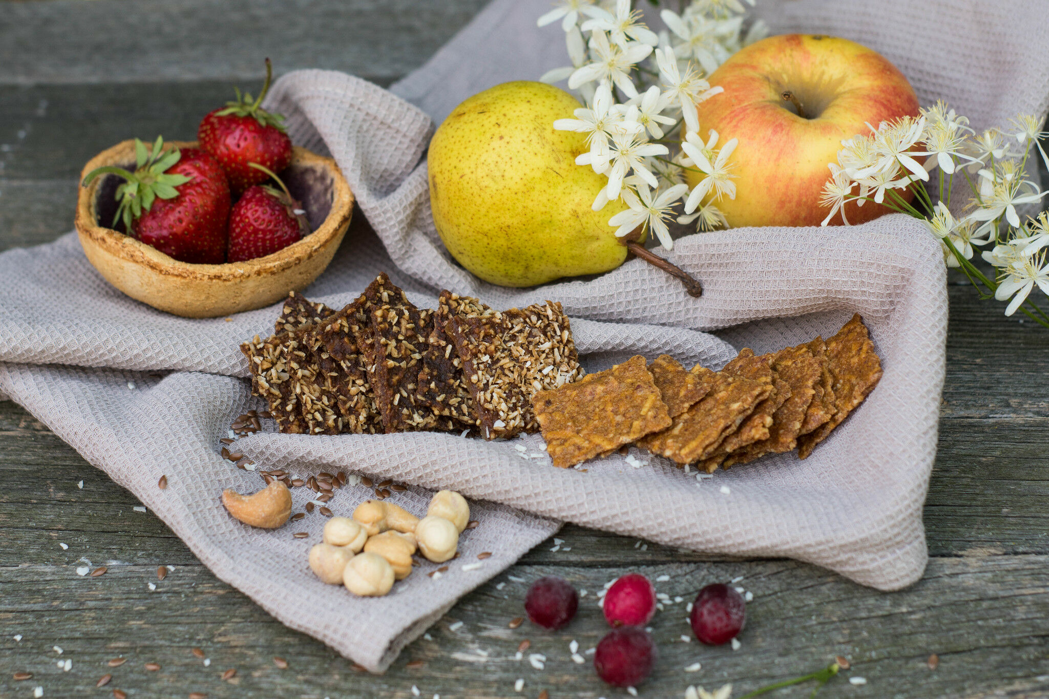 Крекеры и фрукты