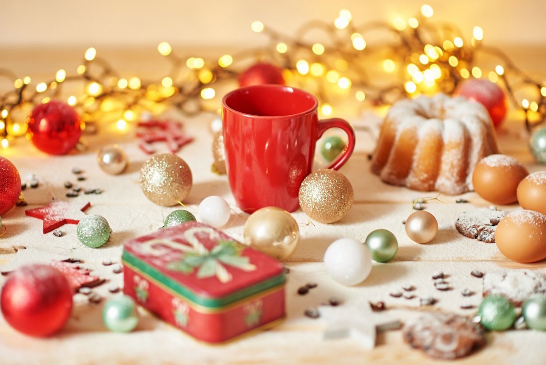 Красная чашка и кекс