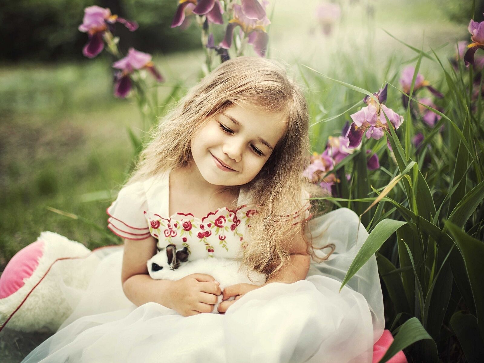 Малышка с кроликом