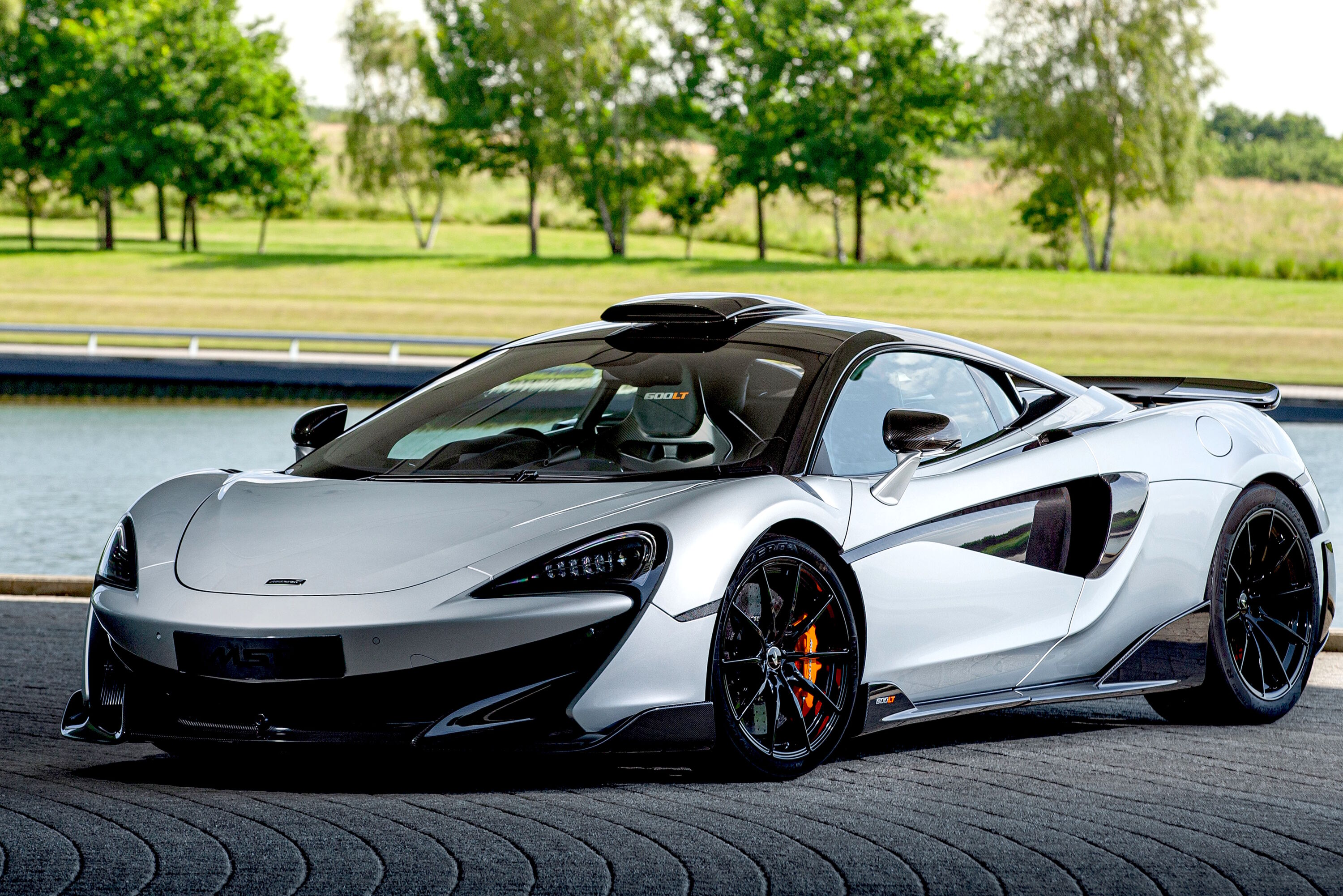 McLaren 600LT белая