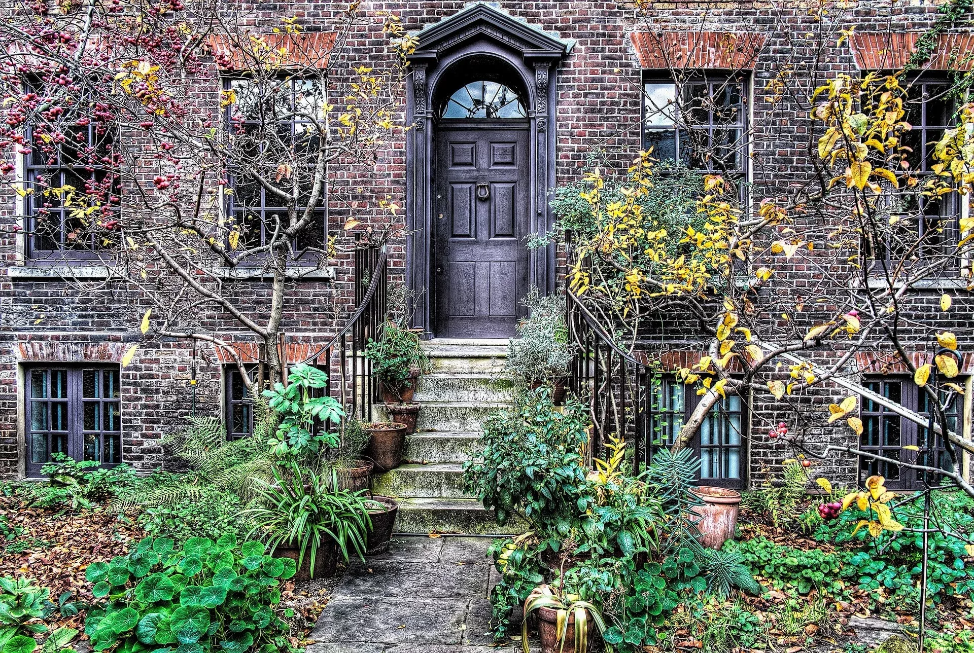 Дверь в старом доме