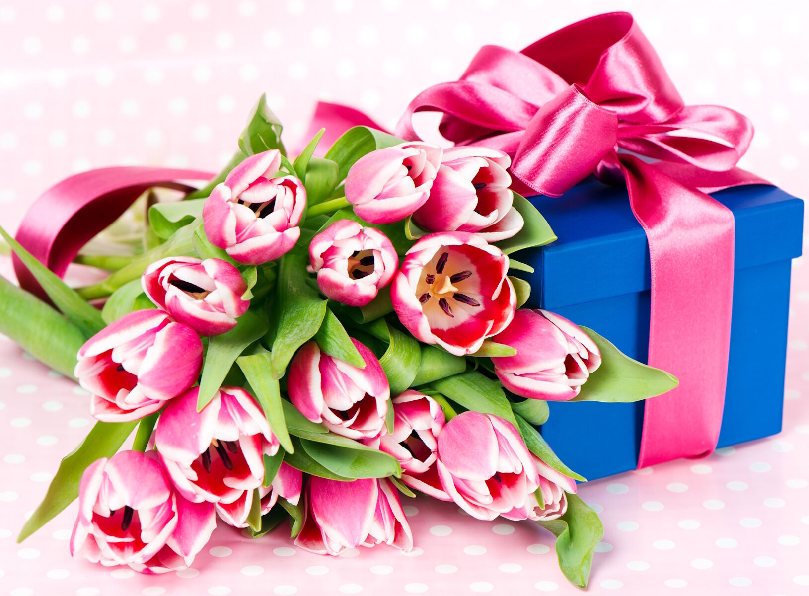 Букет тюльпанов и подарок