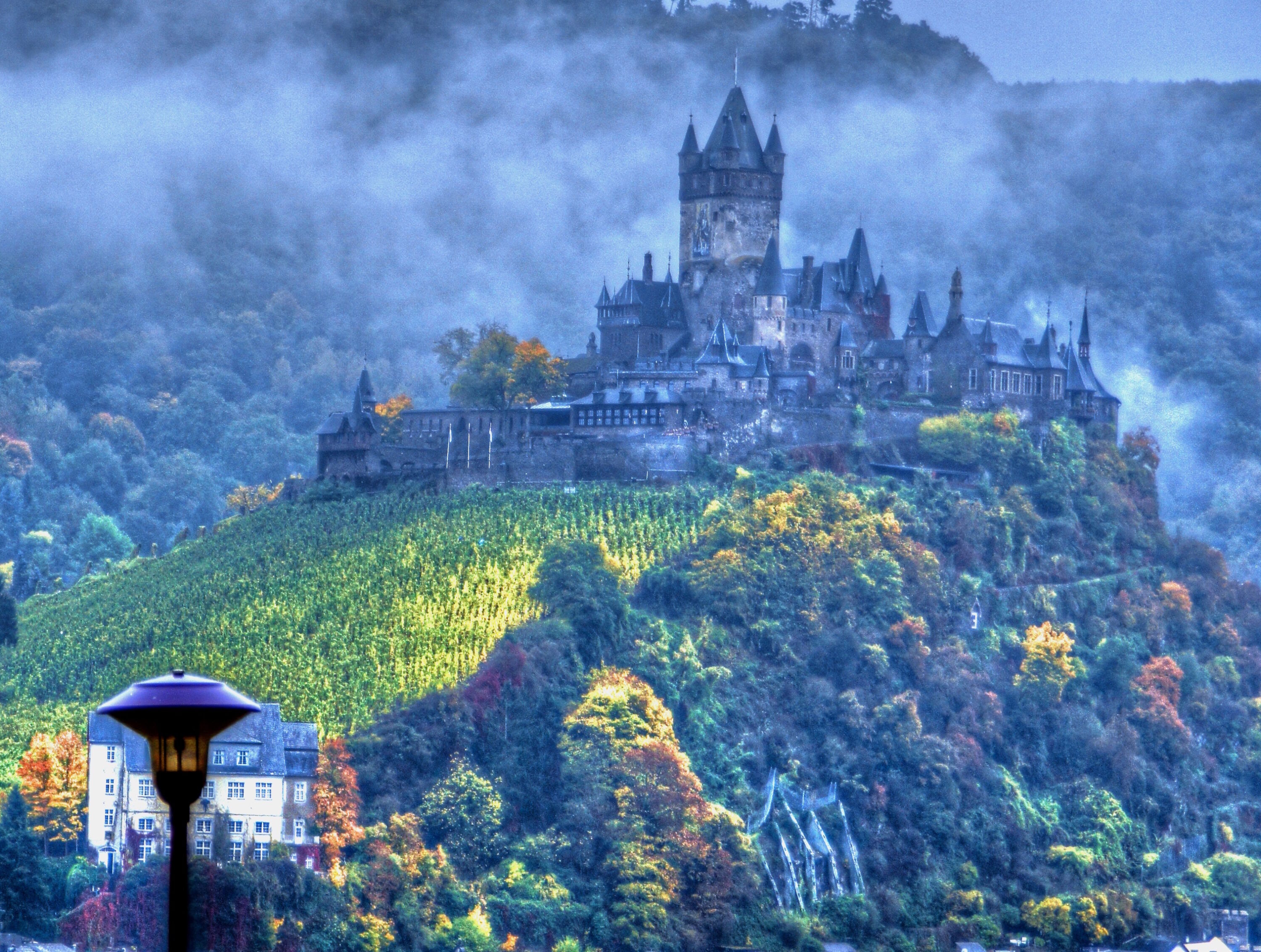 Замок Кохем в тумане