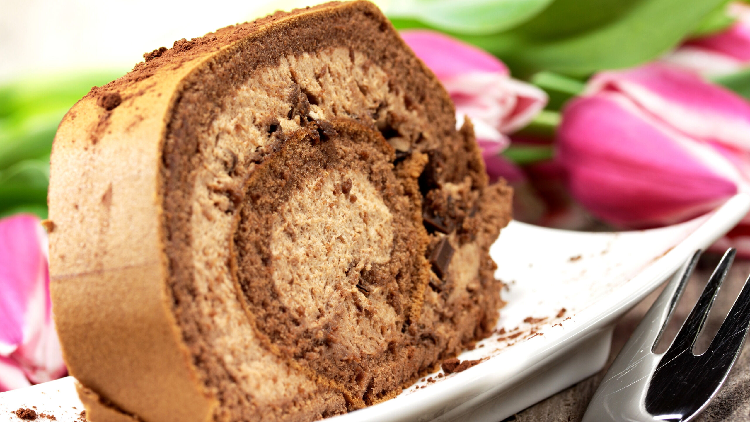 Кусочек шоколадного рулета