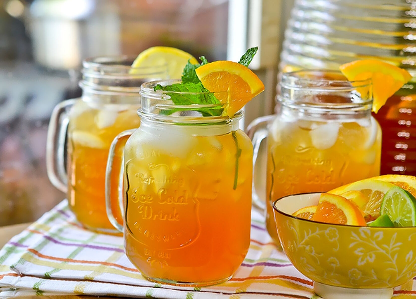 Апельсиновый напиток в банках