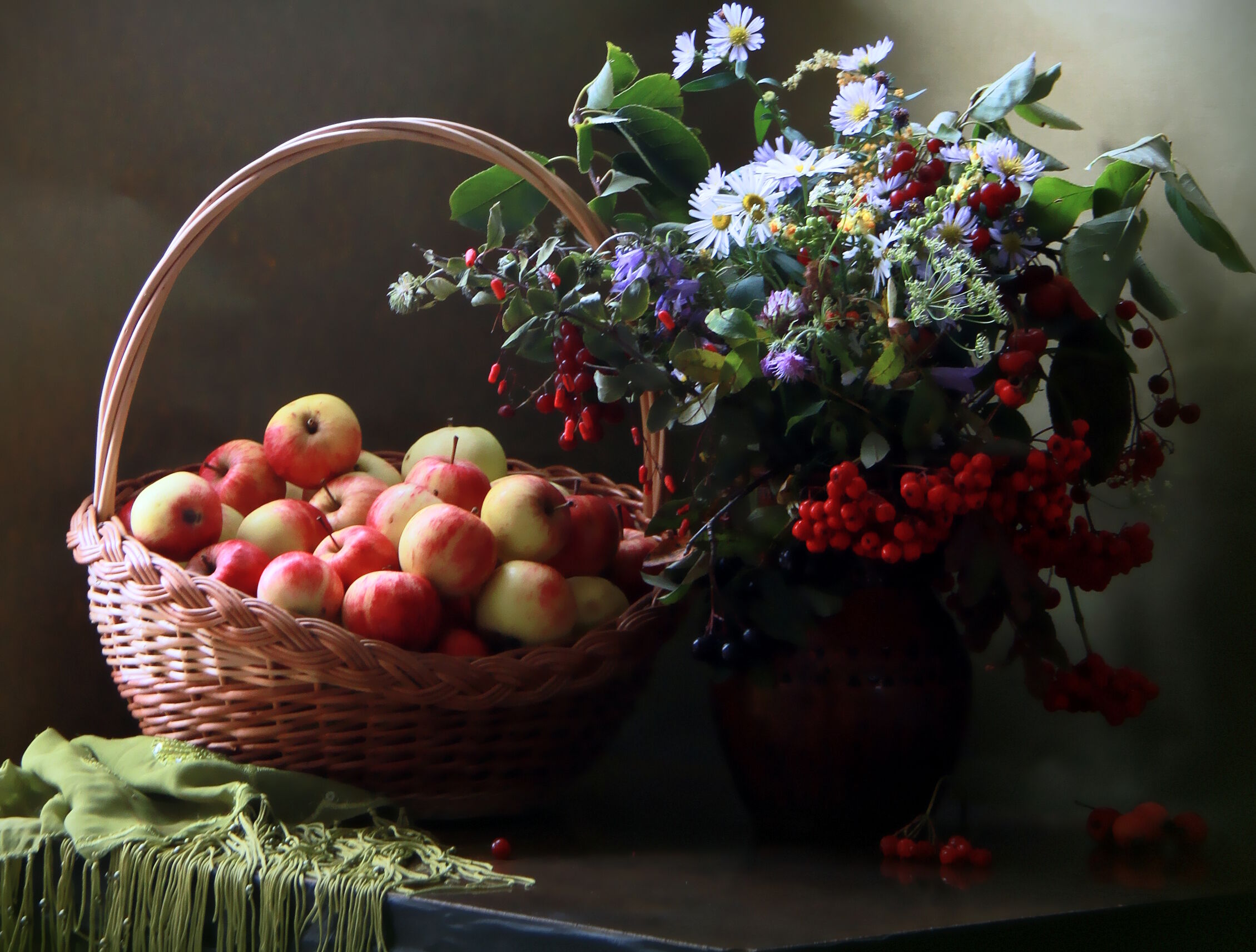 Букет и яблоки в корзине
