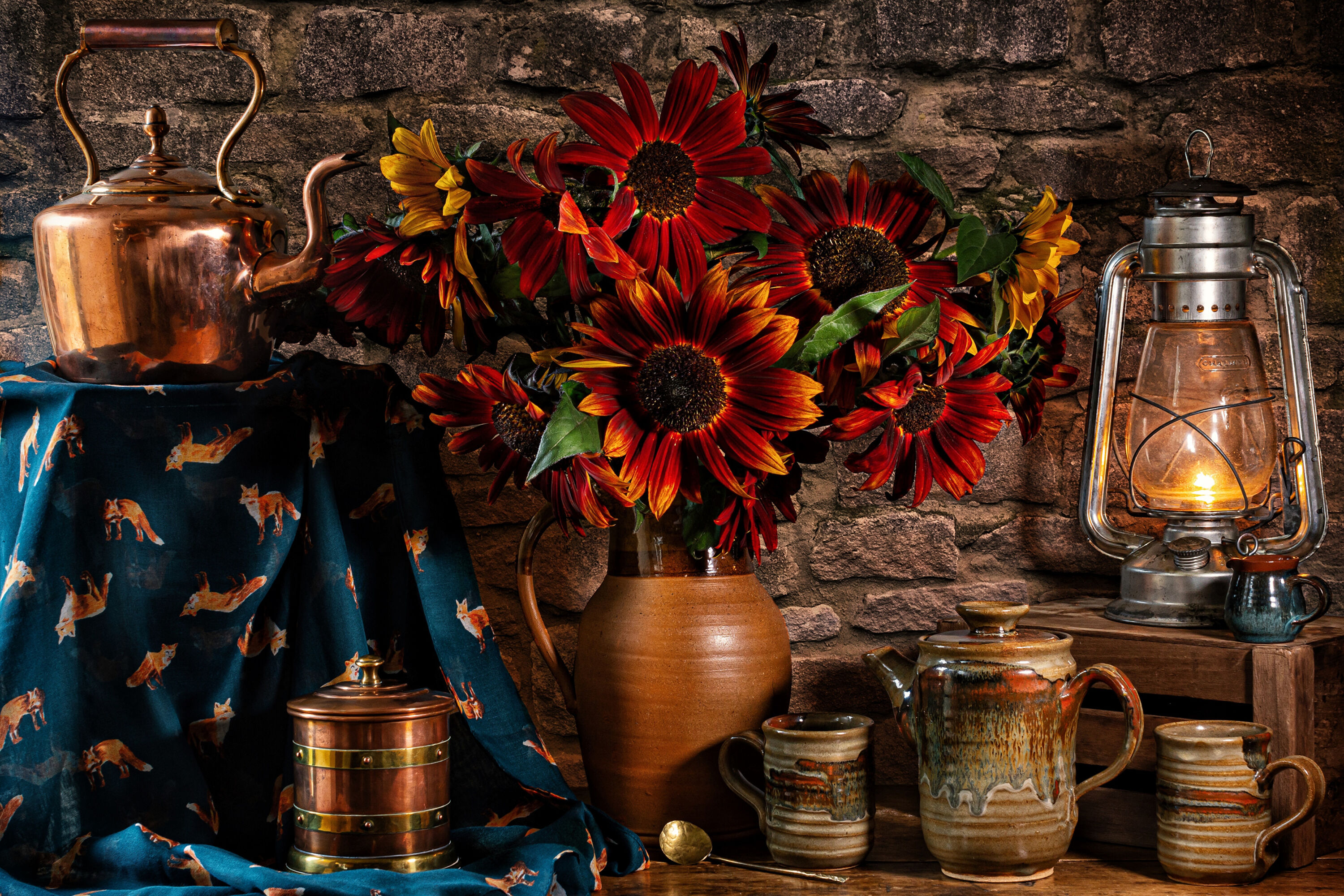 Красные цветы и лампа