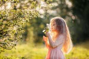 Девочка с цветом яблони