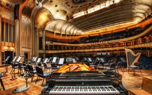 Со стороны рояля