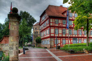 Дом с красными полосами