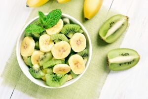 Салат с киви и бананом