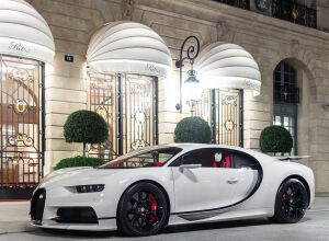 Bugatti Chiron у кафе