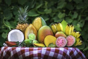 Экзотические фрукты на скатерти