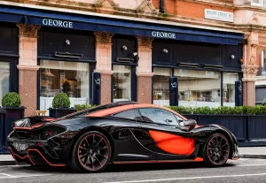 McLaren P1 у кафе