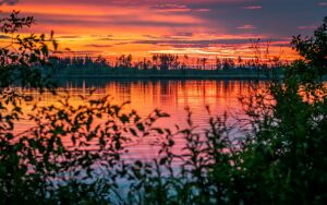 Красный закат на озере