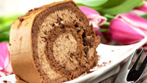 Кусочек шоколадного рулета