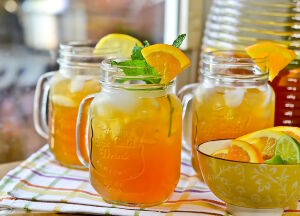 Апельсиновый напиток в банках