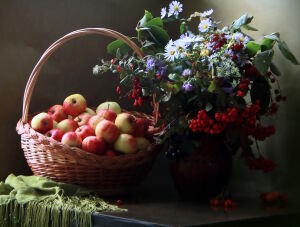 Букет и яблоки в корзине