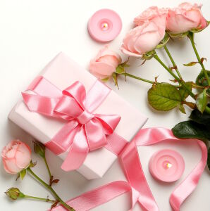 Розовые розы и подарок с лентой