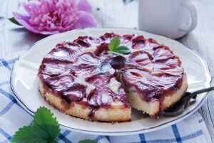 Пирог со свежей клубникой