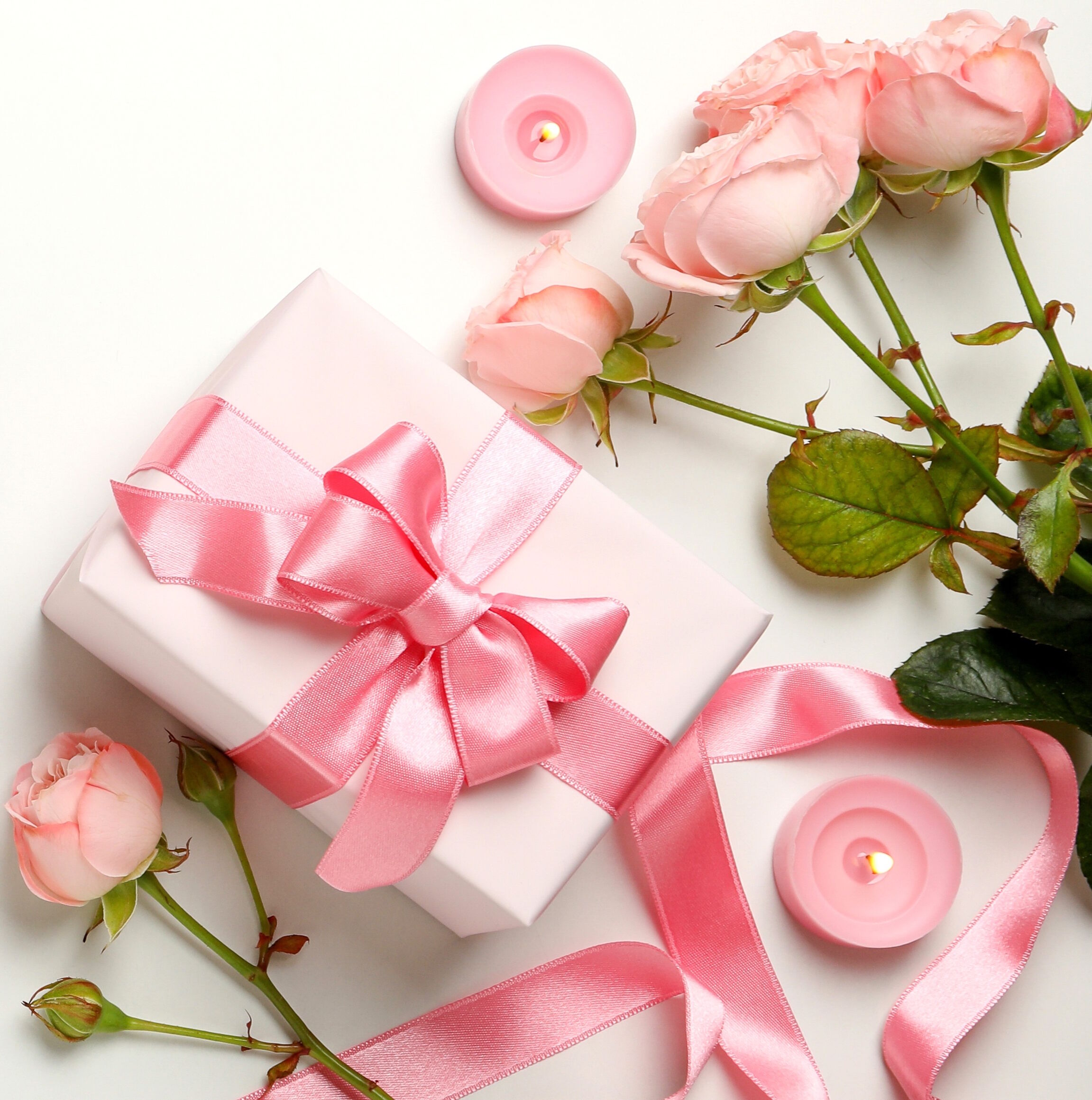 Розовые розы и подарок с лентой