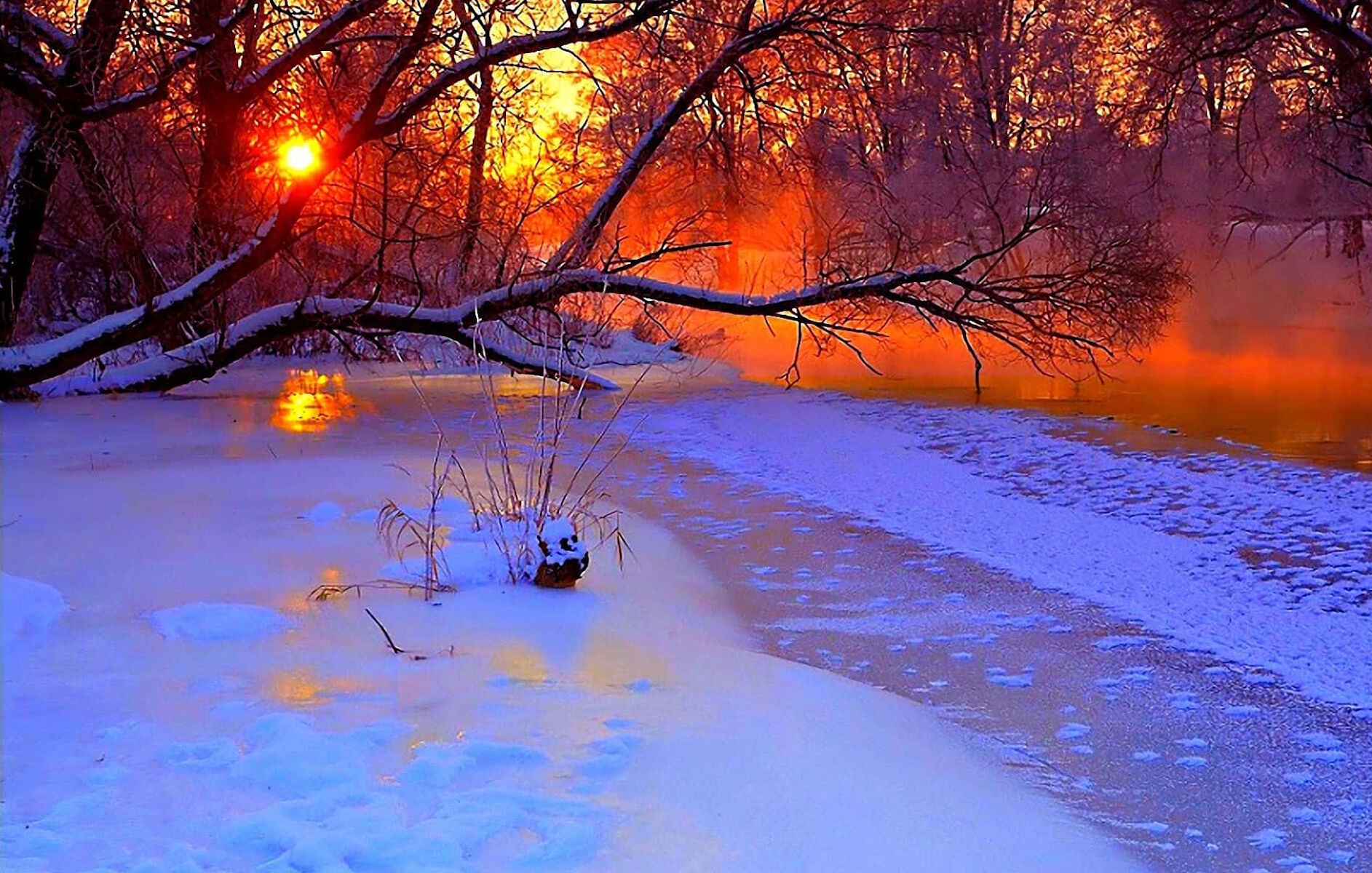 Зимнее красное солнце
