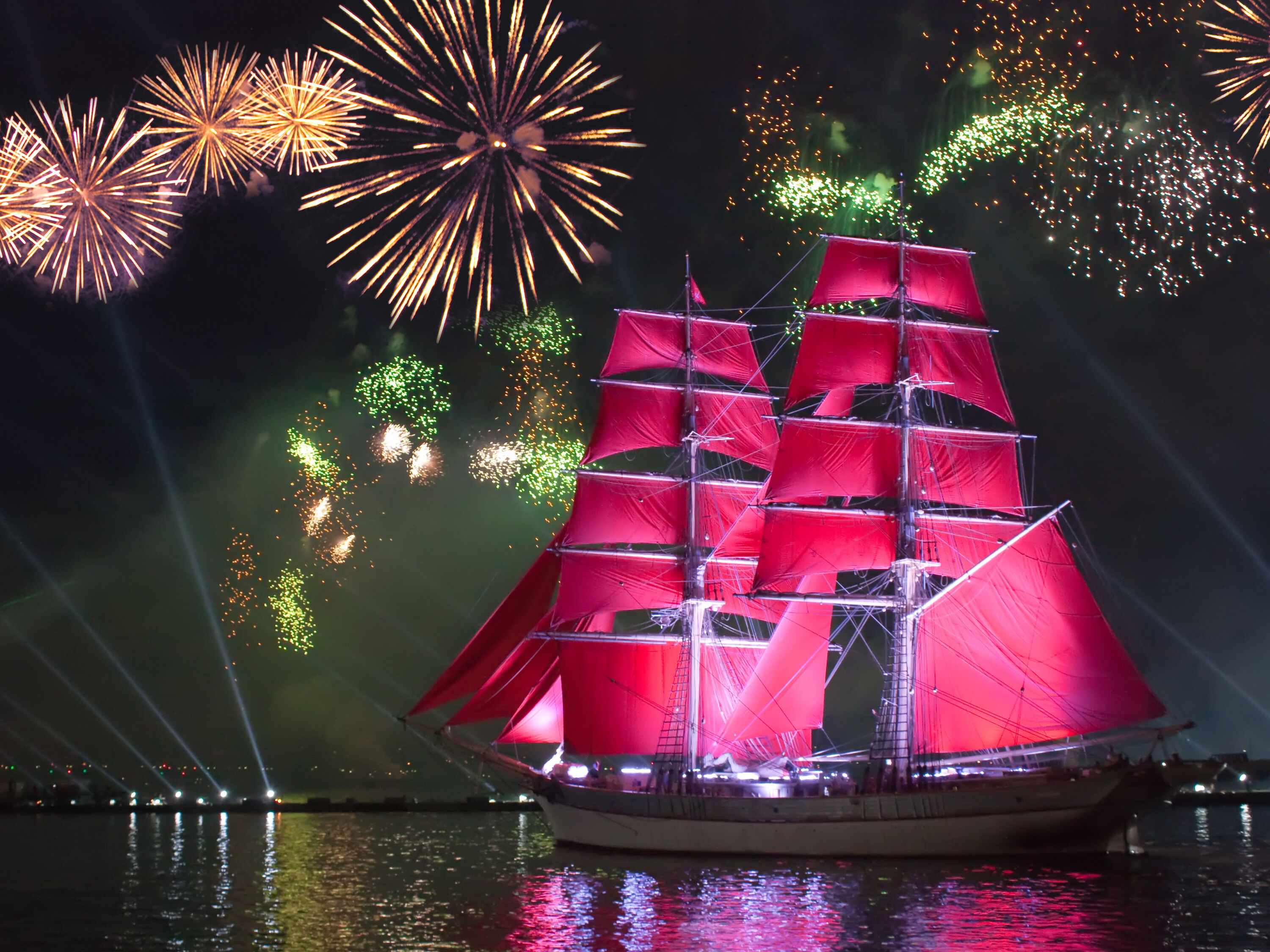 Алые паруса и фейерверк