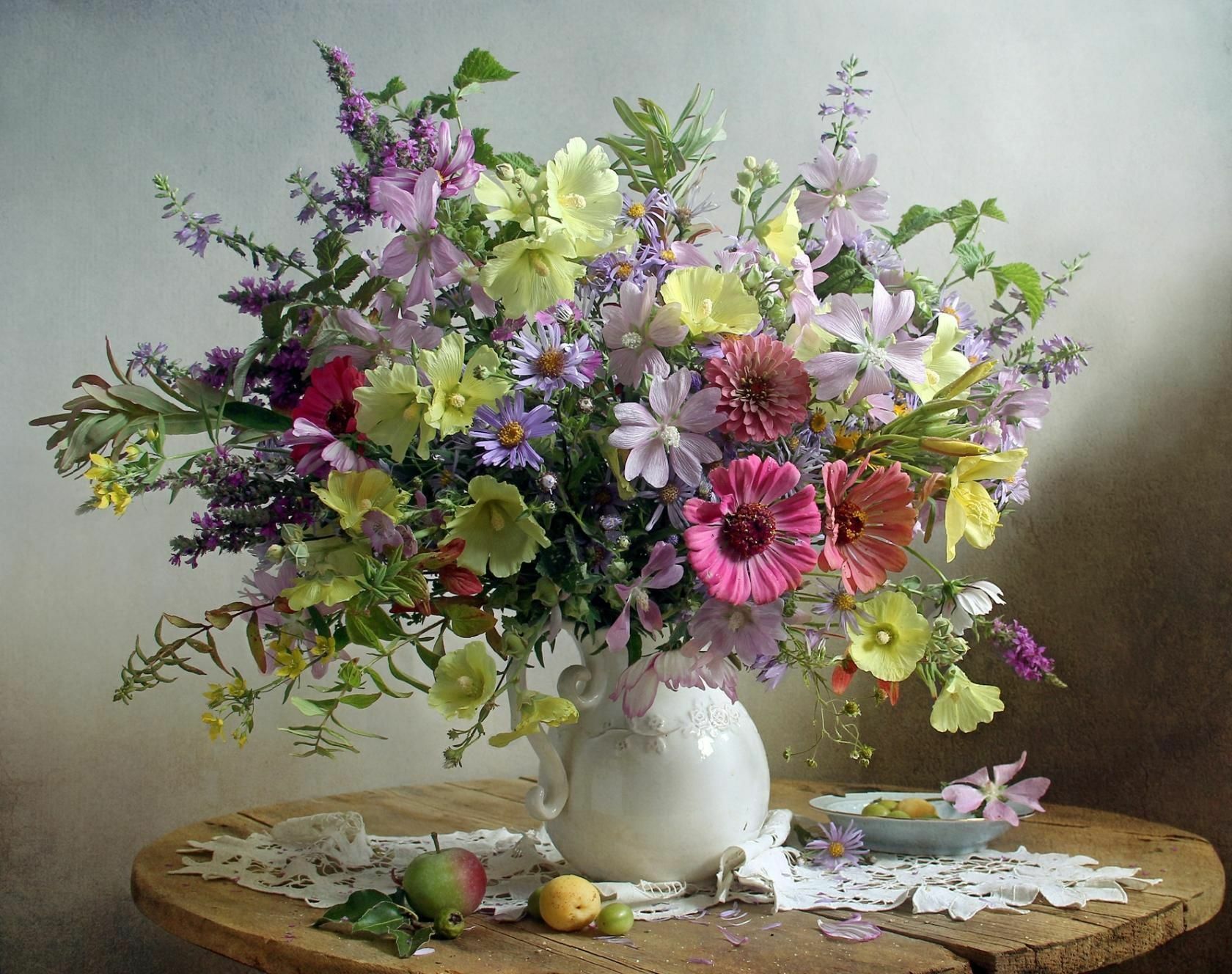 Букет летних цветов и яблоко