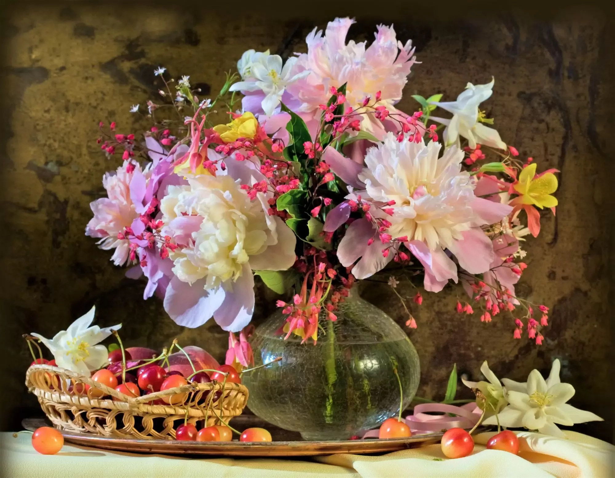 Пионы и светлая черешня