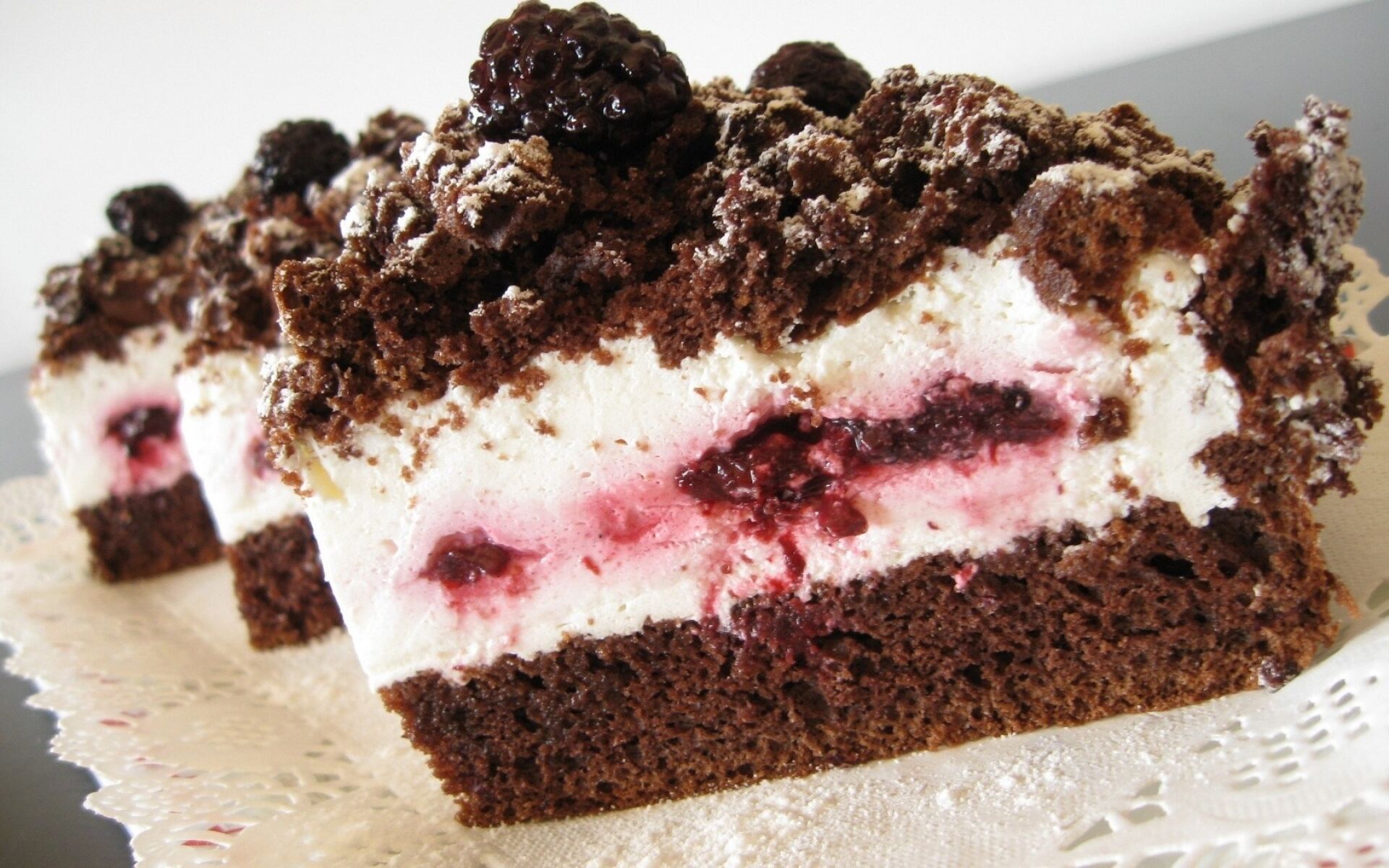 Шоколадный торт с вишней