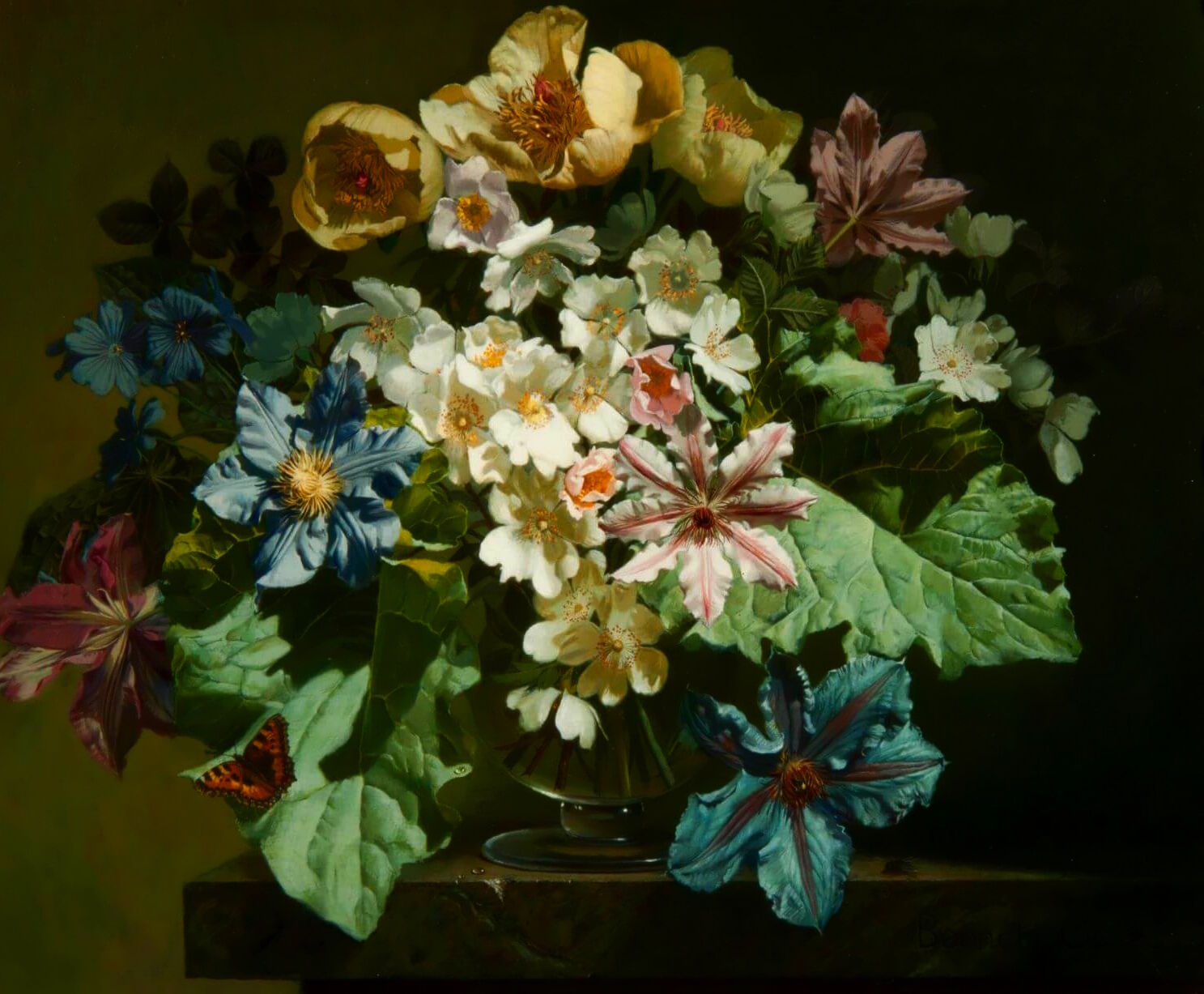 Разные цветы в стеклянной вазе