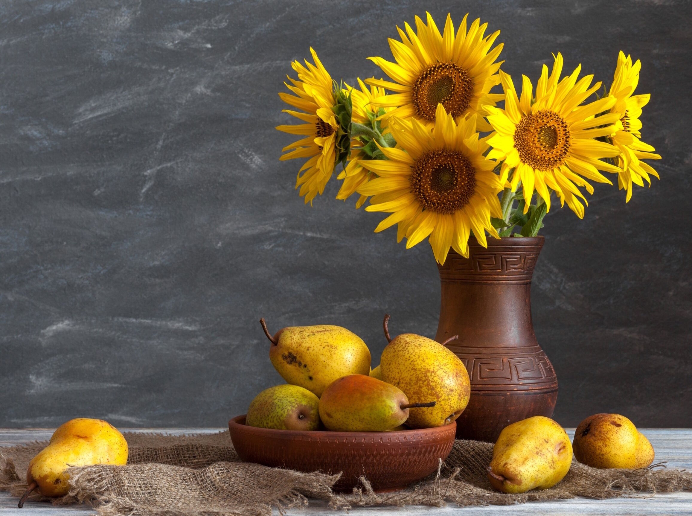 Подсолнухи и груши