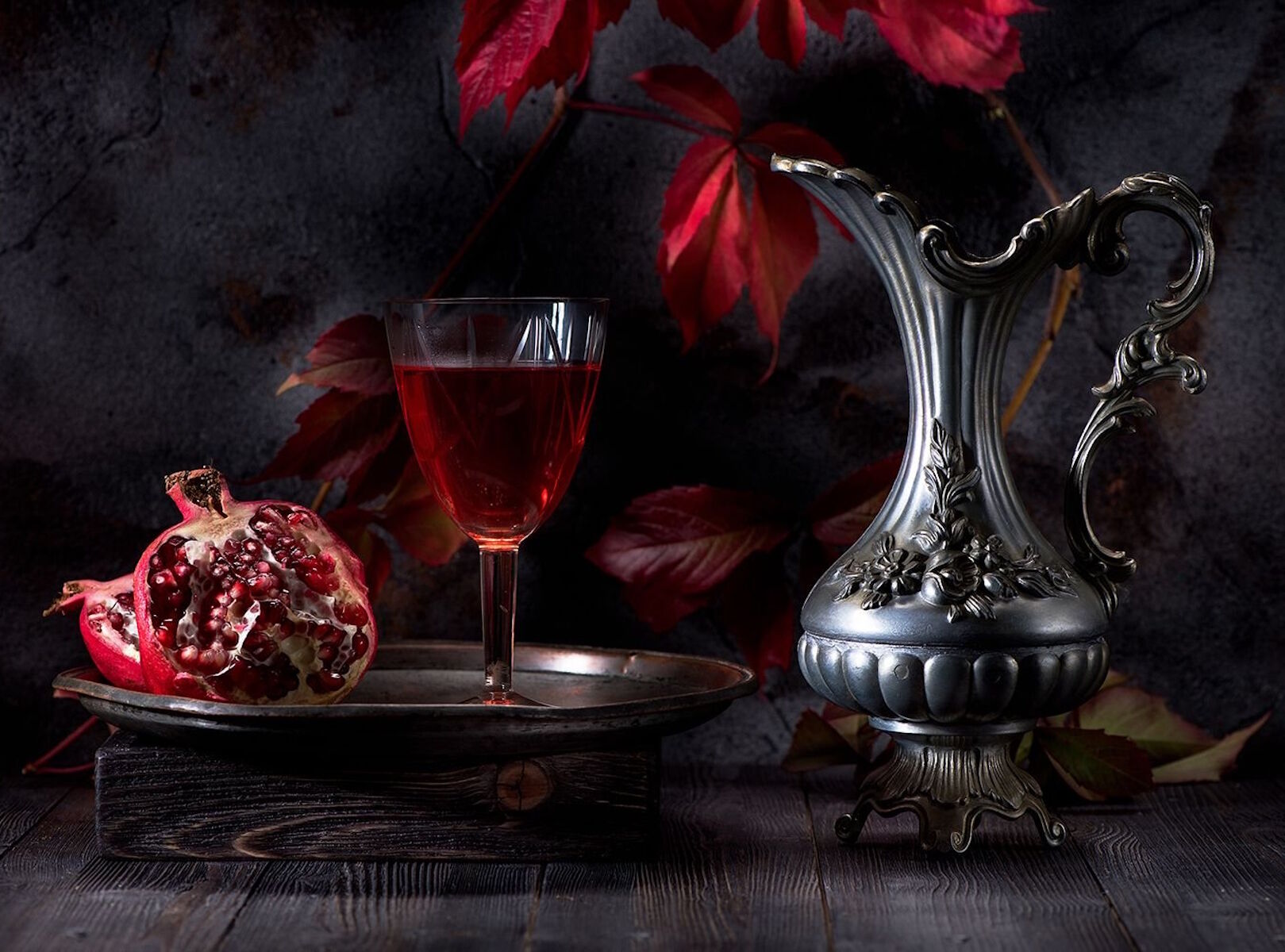 Черный кувшин и гранат