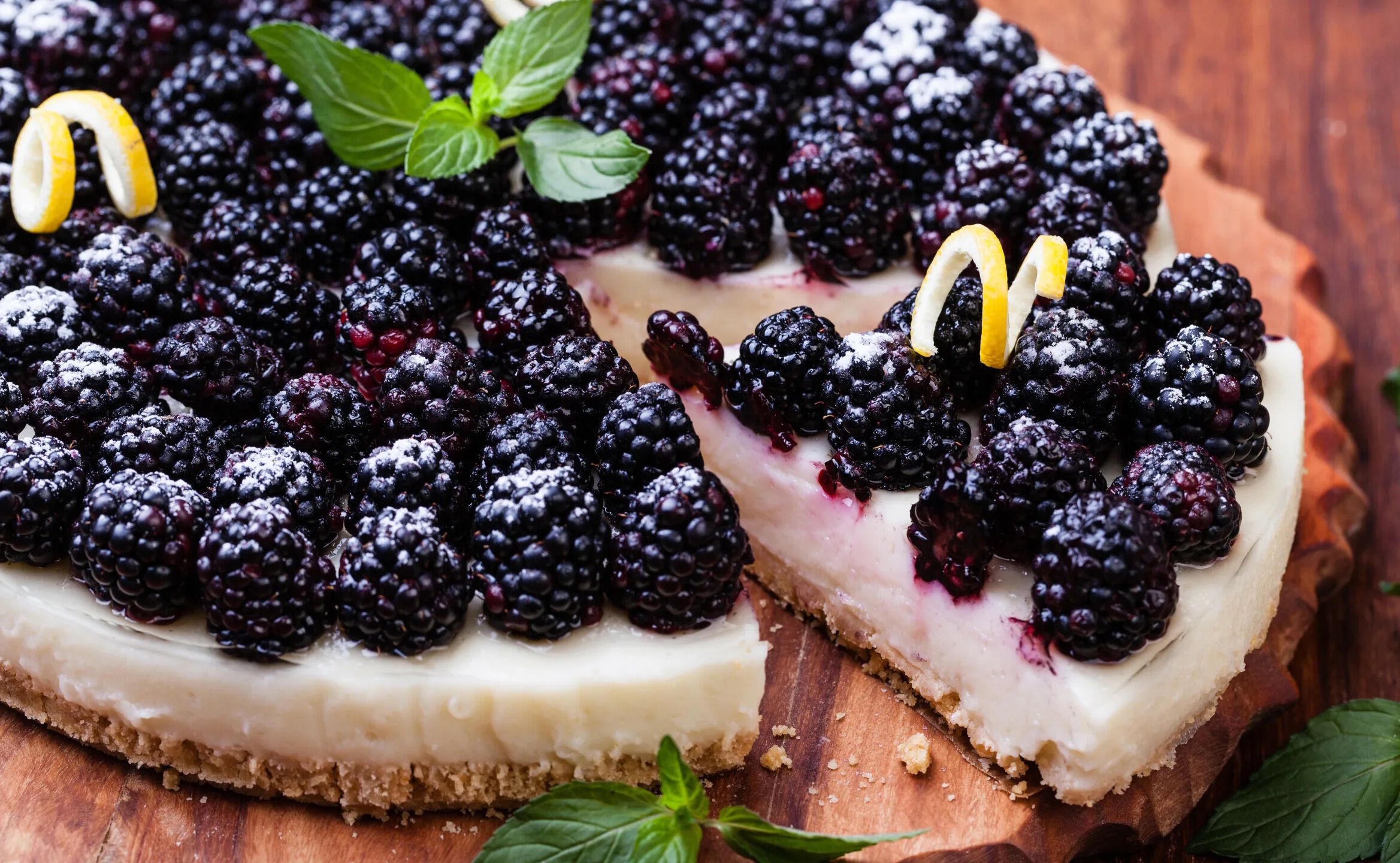 Десерт с ягодами ежевики