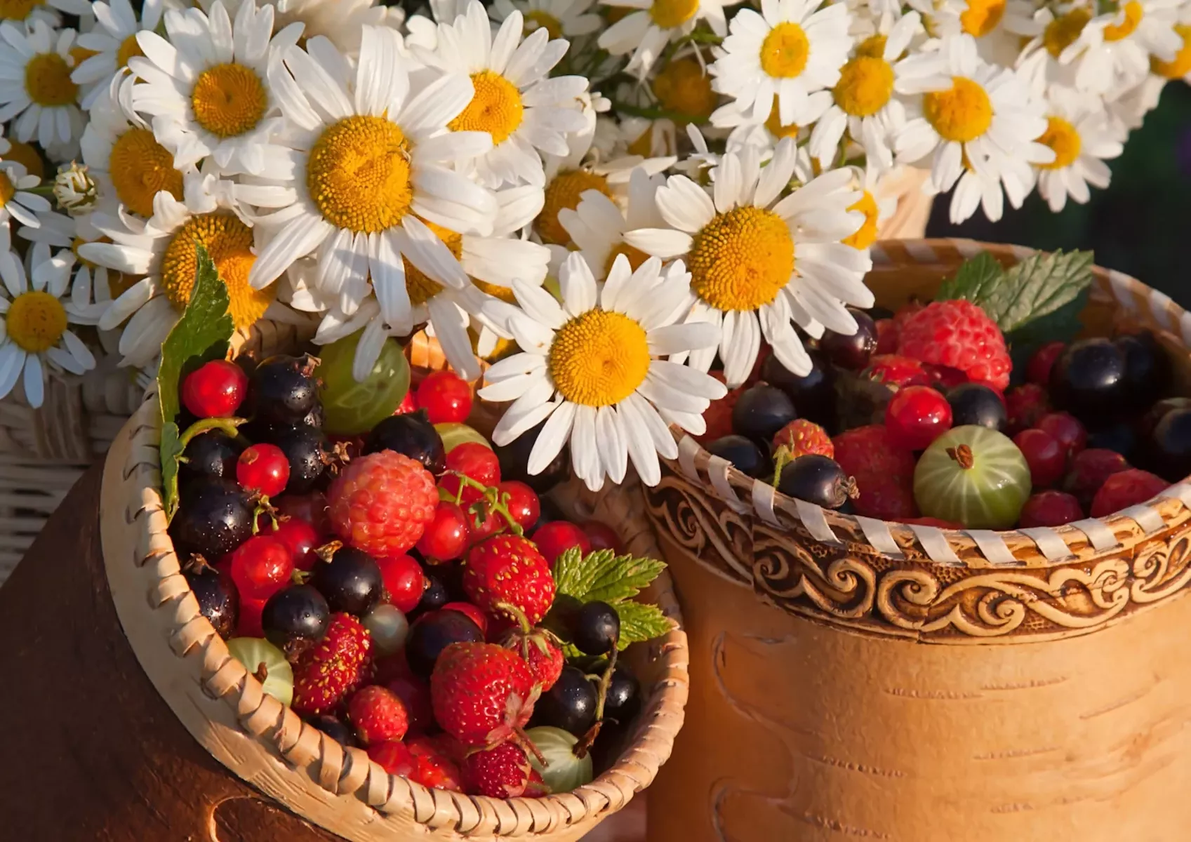 Ромашки и ягоды в лукошках