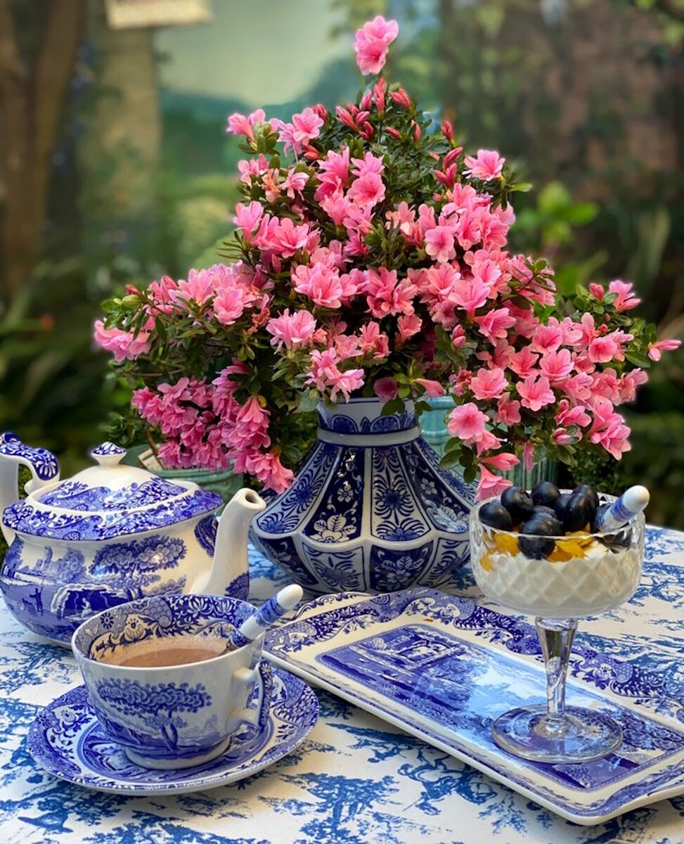 Десерт и цветы в вазе