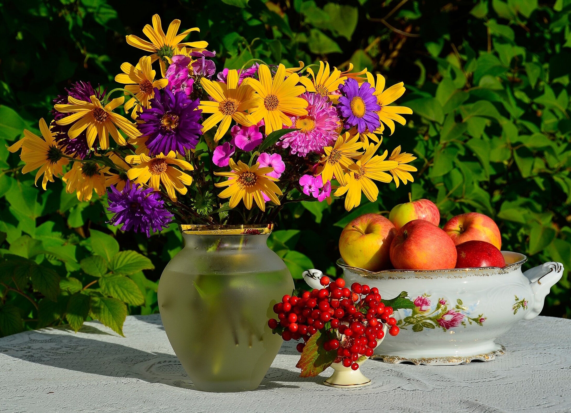 Калина, букет и яблоки