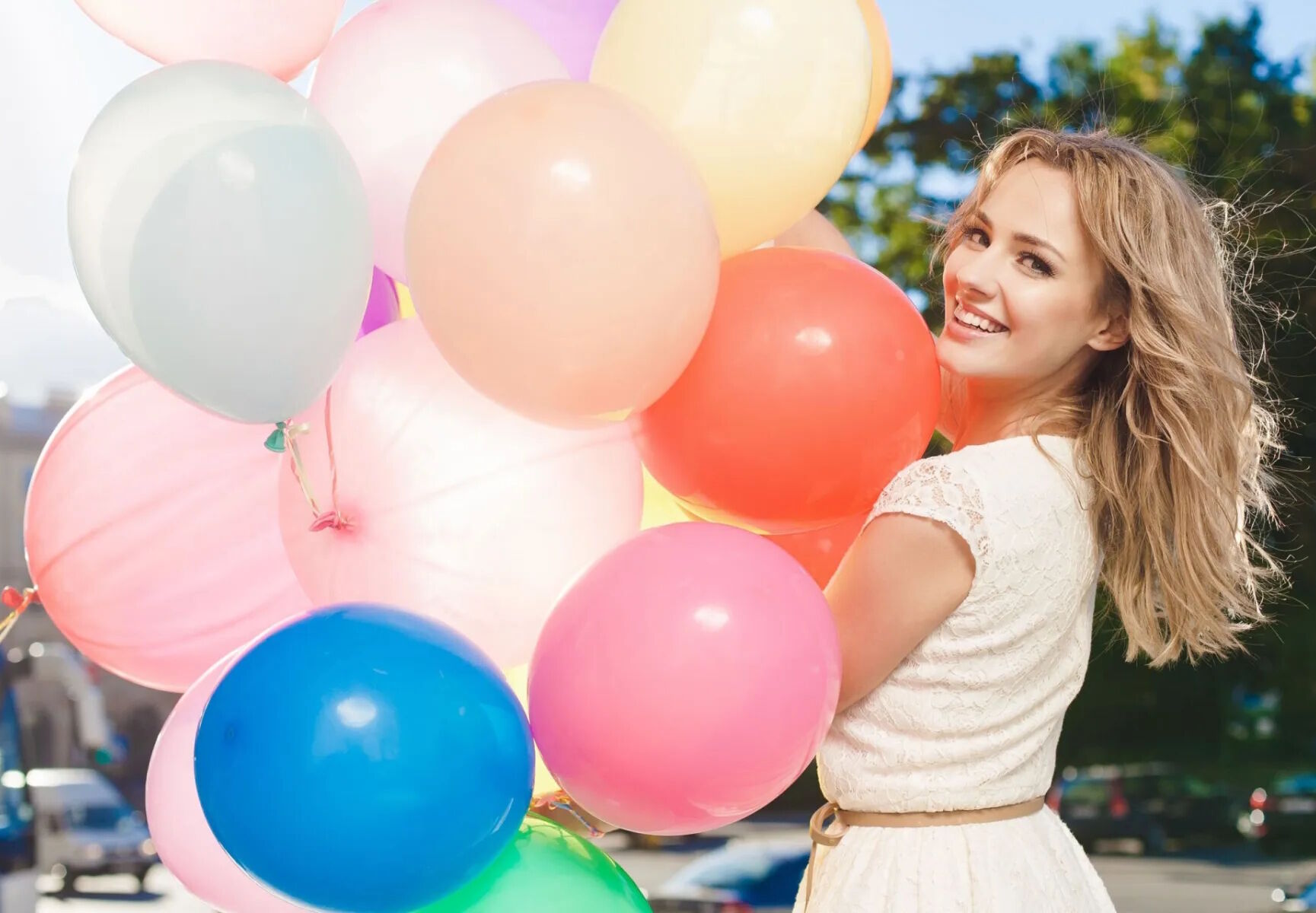 Девушка с шариками