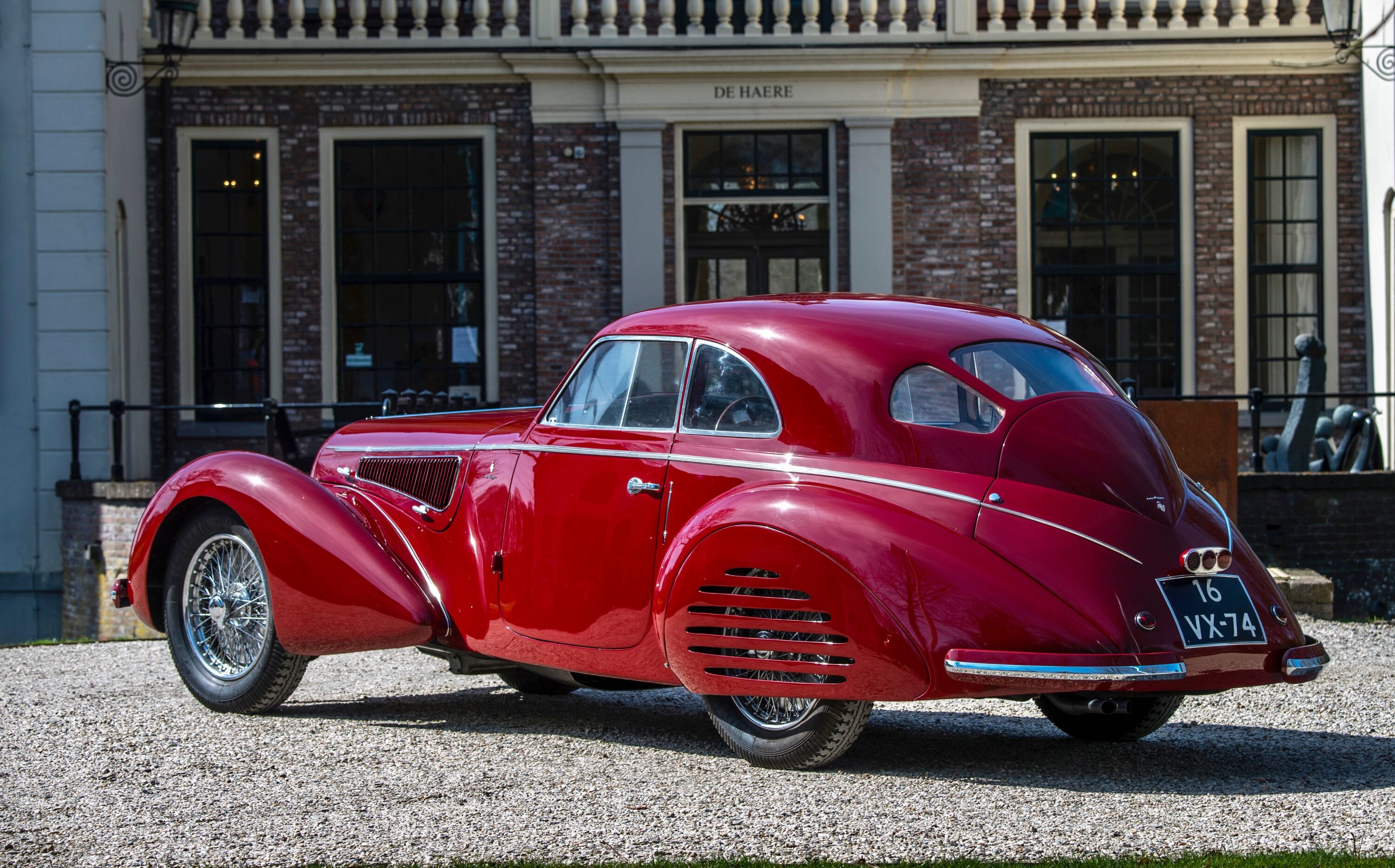 Alfa Romeo 8C красный