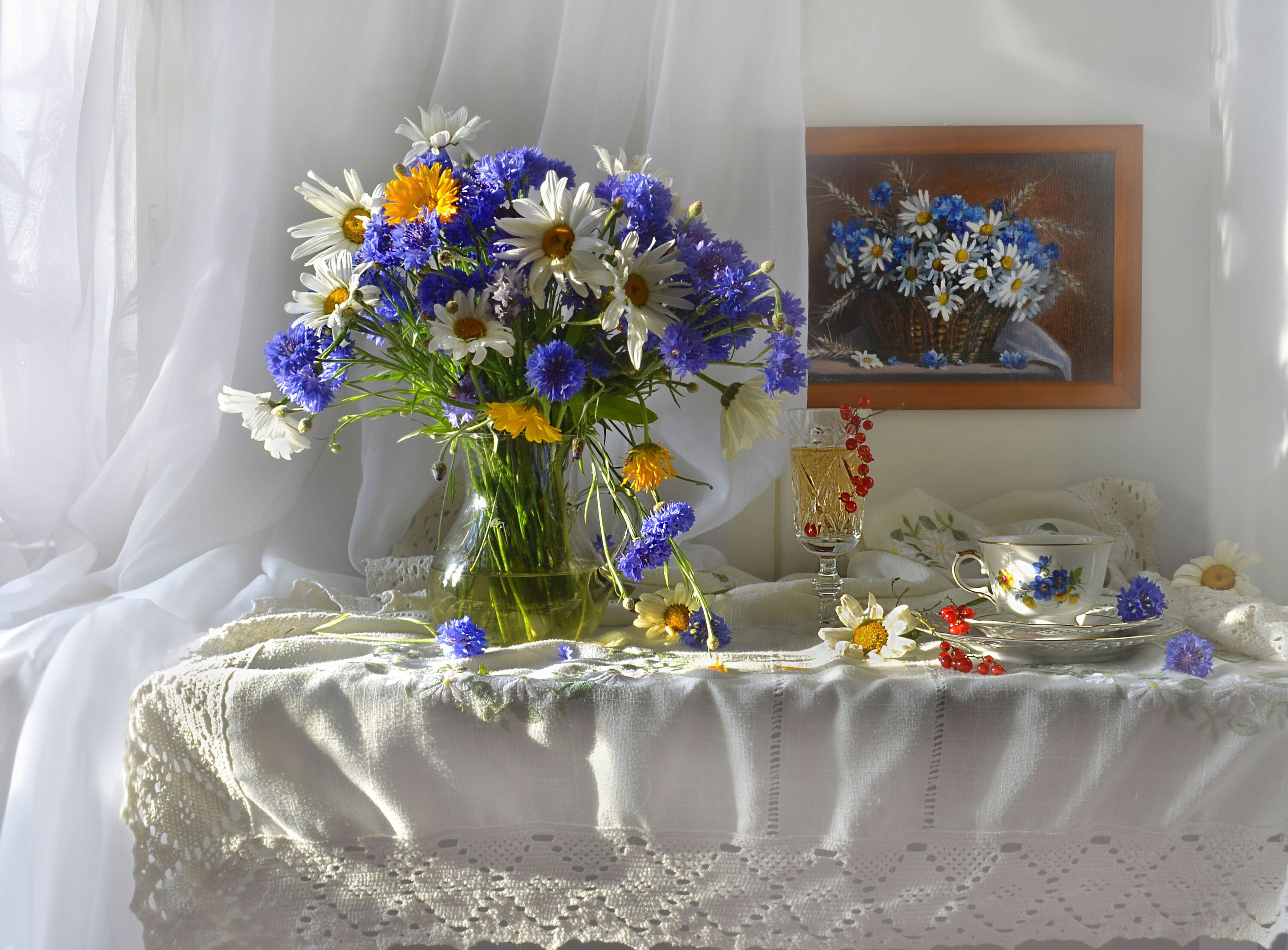 Ромашки с васильками в букете