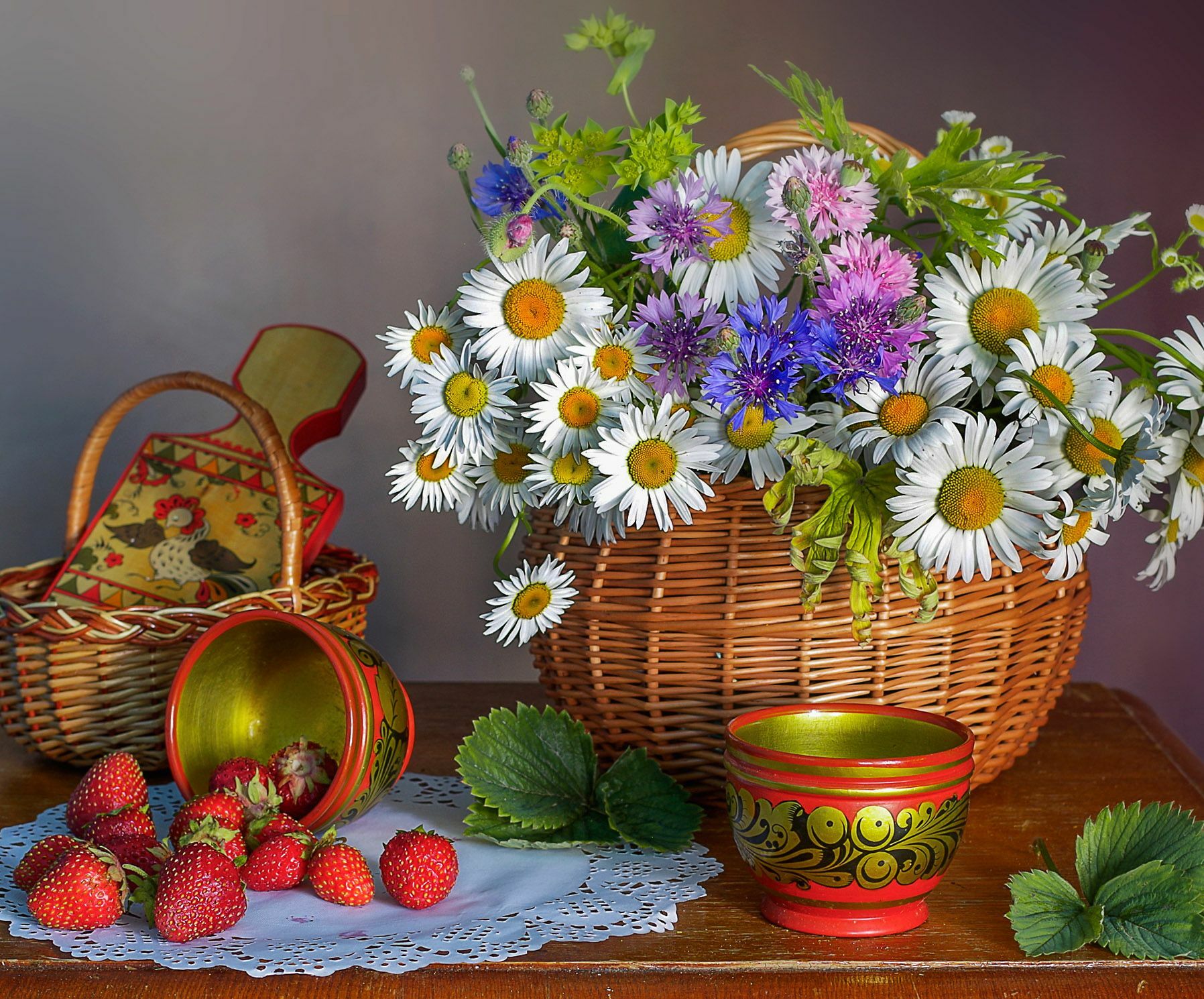 Ромашки в корзине и клубника